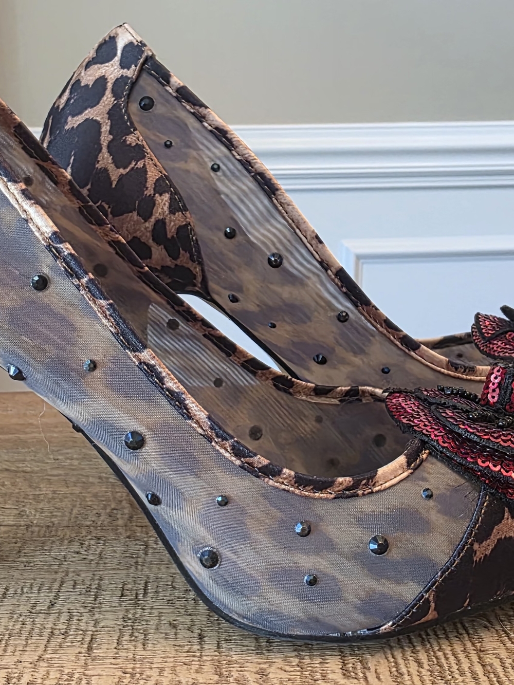 Betsey Johnson Leopard Print 9.5 Pointed Toe Heels with Red Sequin Flower - Picture 4 of 6
